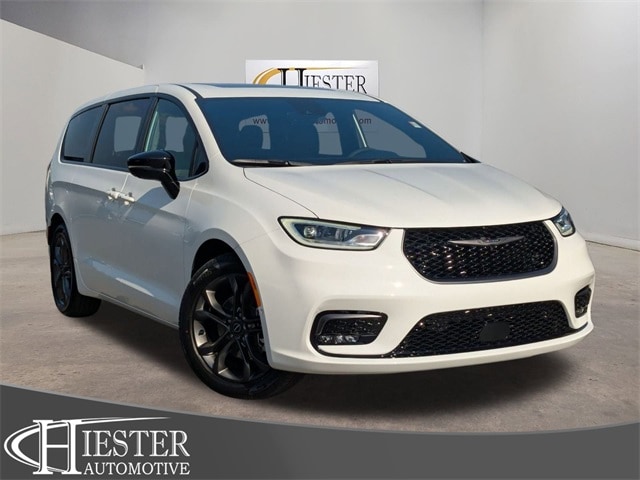 2026 Chrysler Pacifica Select's photo
