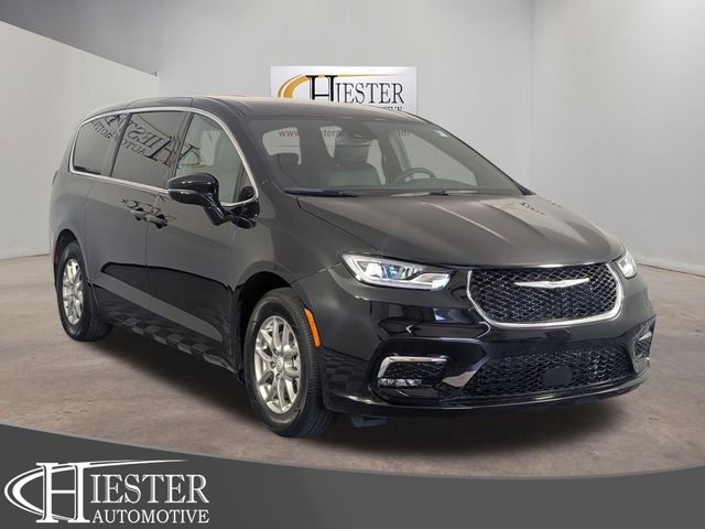 2026 Chrysler Pacifica Select's photo
