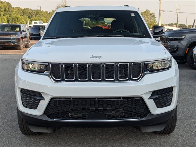 2025 Jeep Grand Cherokee Laredo photo 2