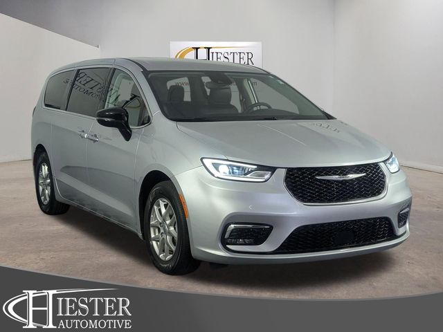2024 Chrysler Pacifica Touring L's photo