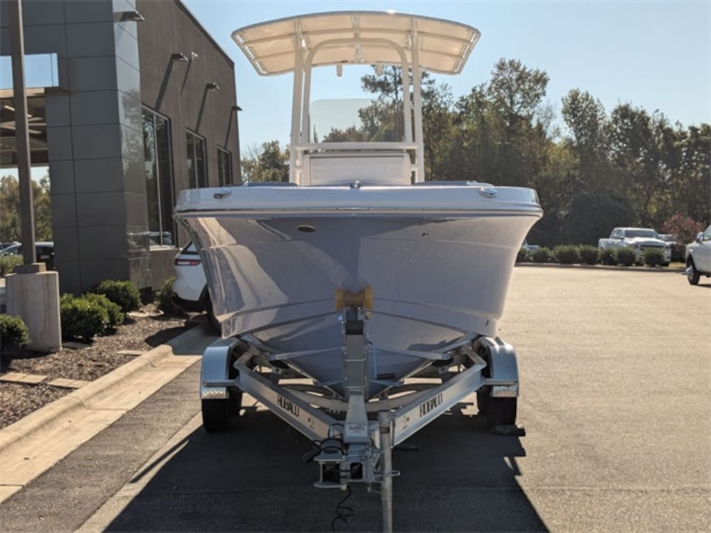 Used 2024 Robalo R202 Explorer Boat