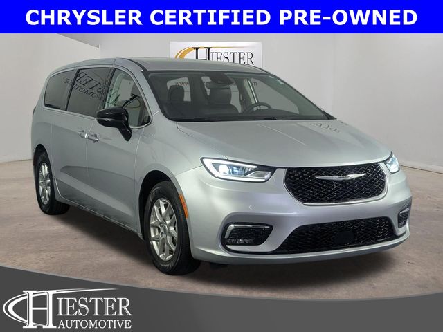 2024 Chrysler Pacifica Touring L's photo