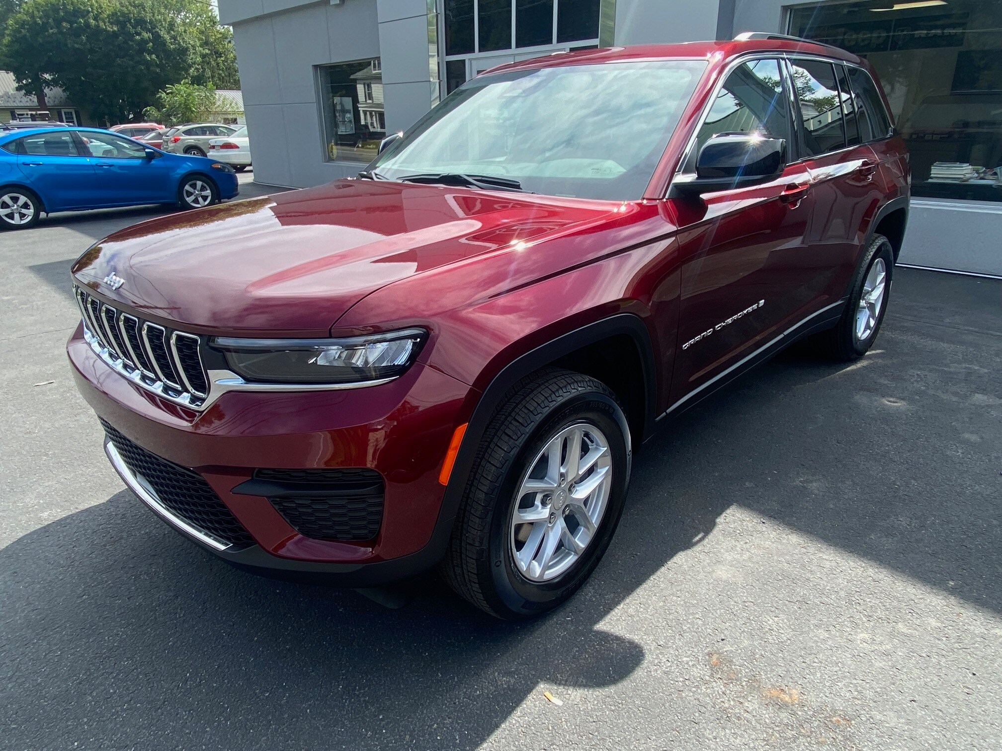 2025 Jeep Grand Cherokee Laredo X photo 2