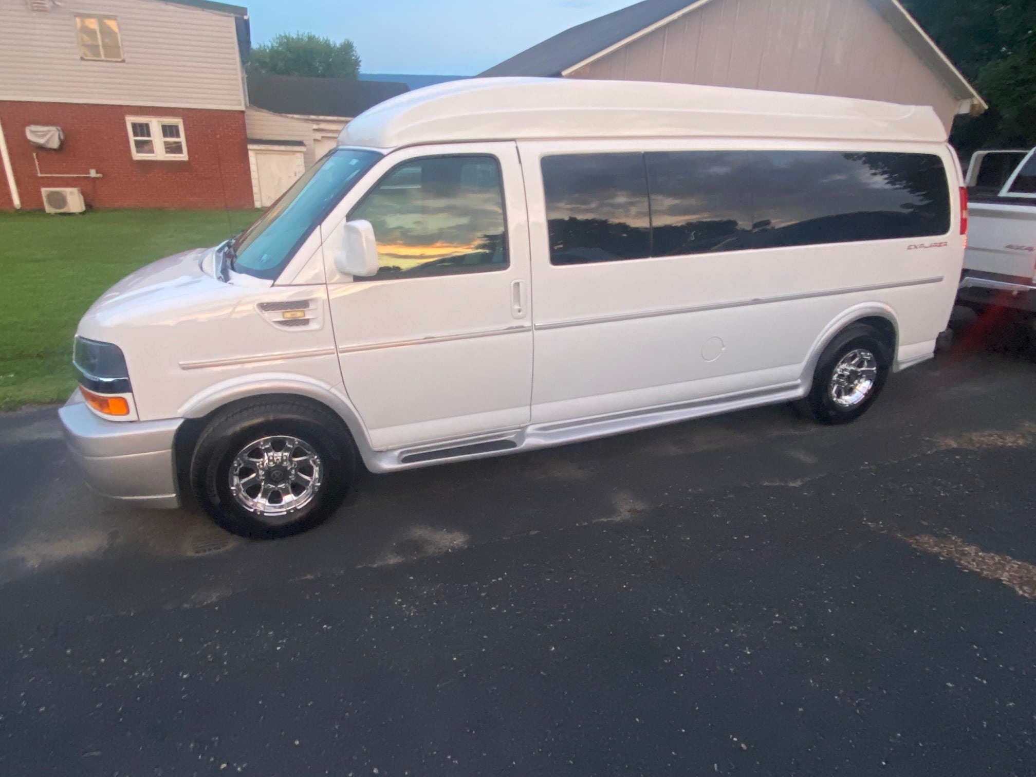 2017 Chevrolet Express Passenger LS - Photo 6