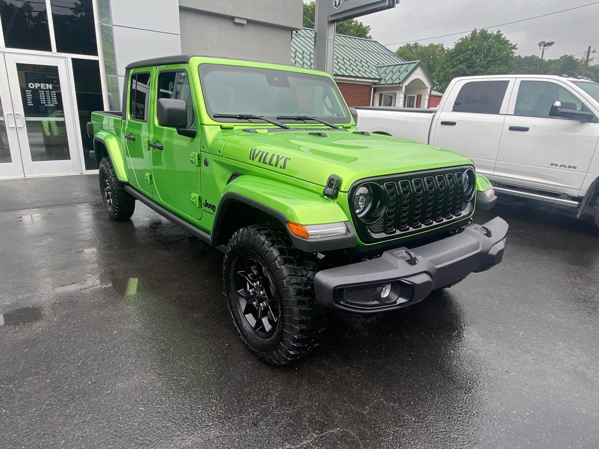 2025 Jeep Gladiator Willys photo 2