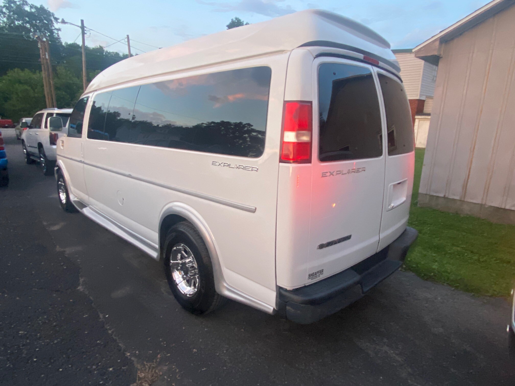 2017 Chevrolet Express Passenger 3500 photo 4