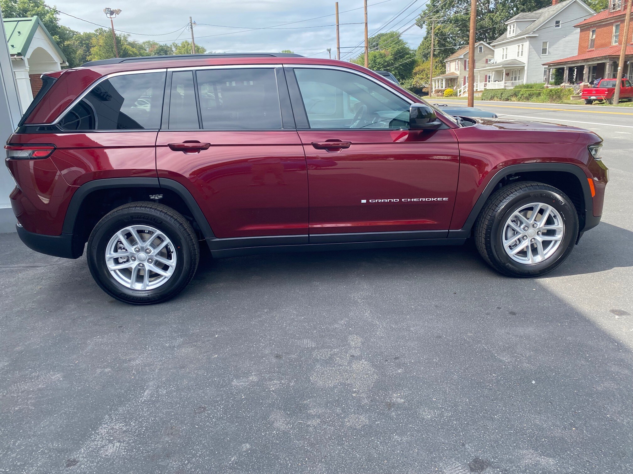 2025 Jeep Grand Cherokee Laredo X photo 3