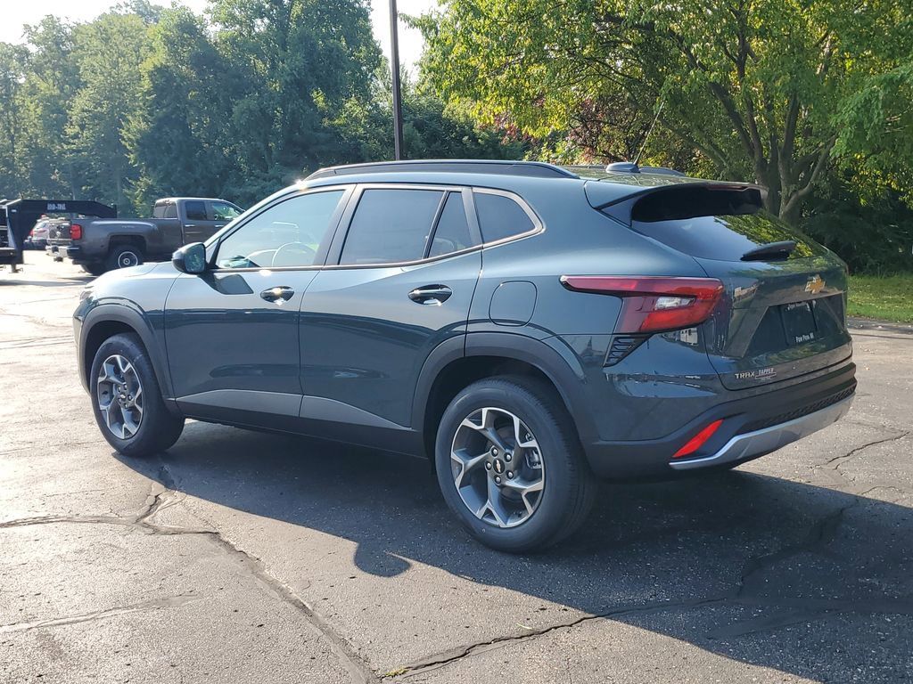 2025 Chevrolet Trax LT photo 4