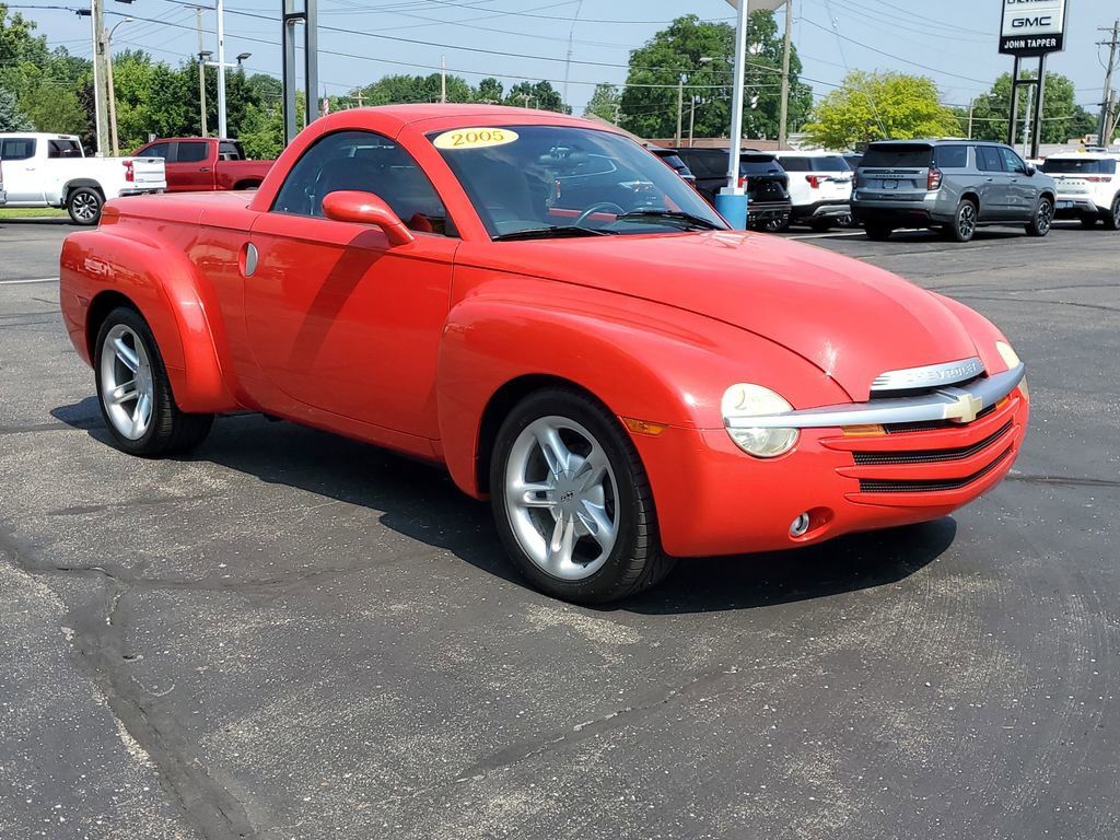 2005 Chevrolet SSR Base photo 2