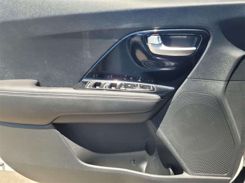 Thumbnail: 2022 Kia Niro - 14