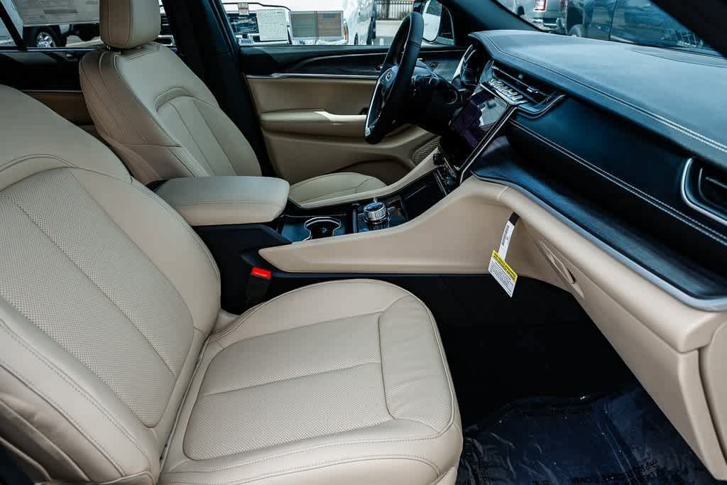 Thumbnail: 2025 Jeep Grand Cherokee - 17