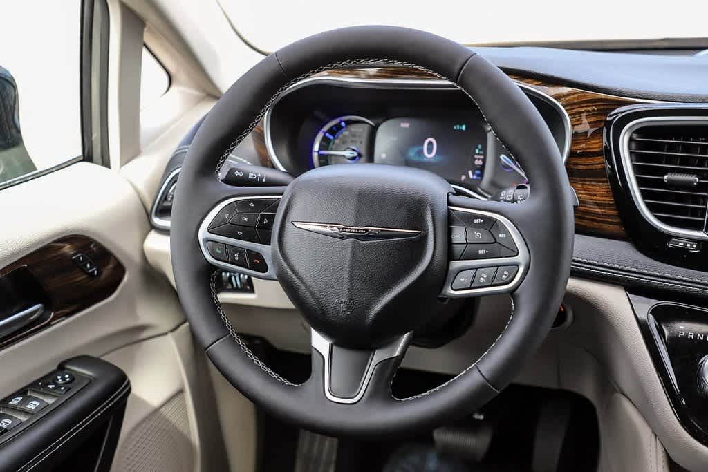 2023 Chrysler Pacifica Hybrid Limited 14