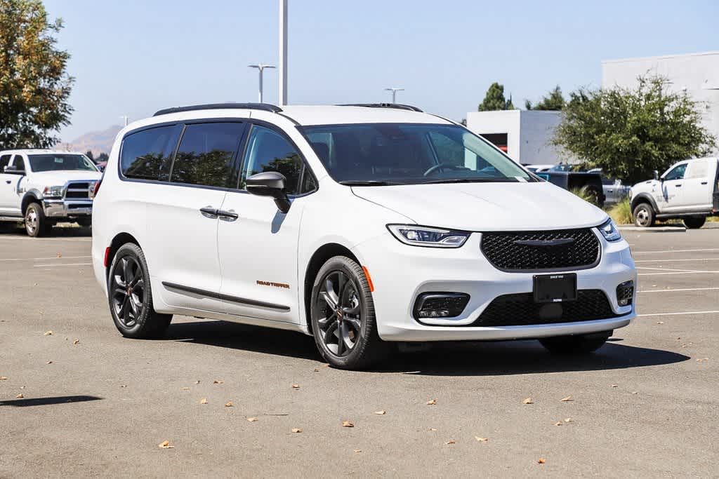 2024 Chrysler Pacifica Touring L 5