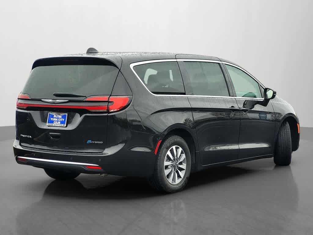 Thumbnail: 2023 Chrysler Pacifica - 6