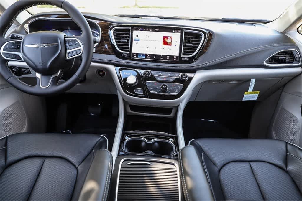 Thumbnail: 2023 Chrysler Pacifica - 12