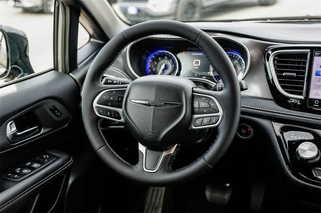 Thumbnail: 2025 Chrysler Pacifica - 15