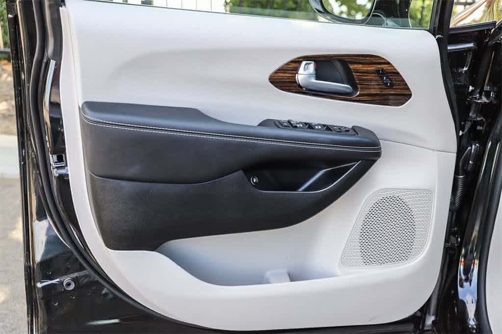 Thumbnail: 2023 Chrysler Pacifica - 22