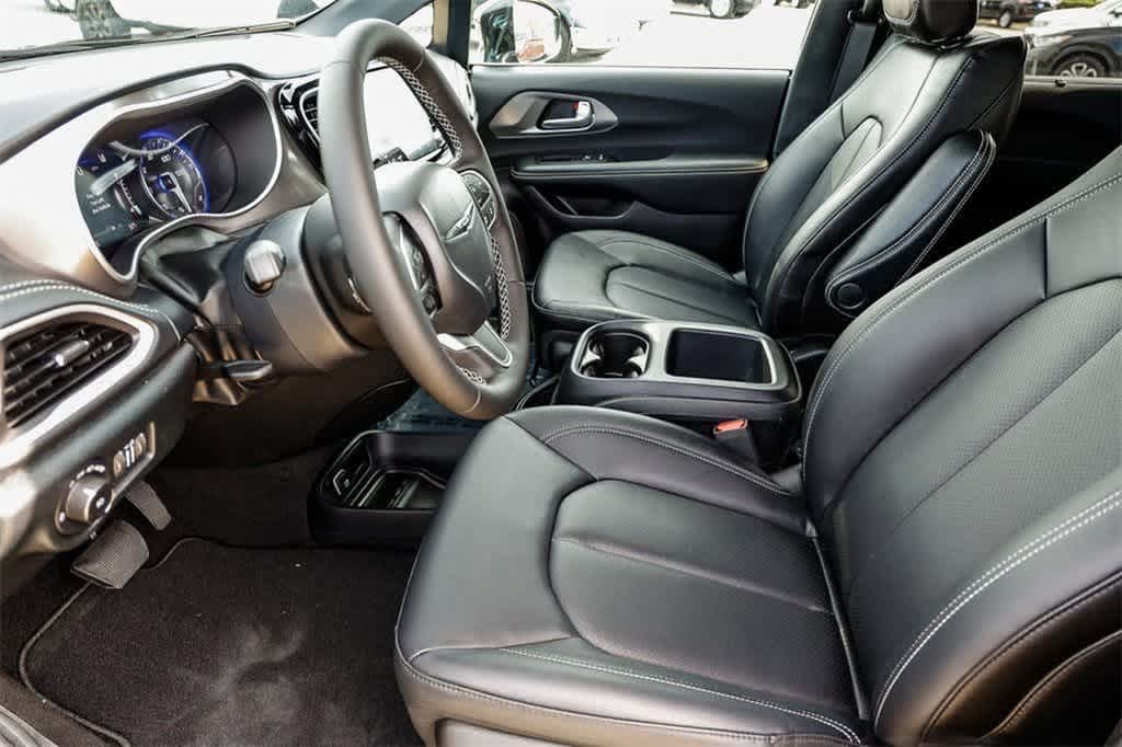 Thumbnail: 2025 Chrysler Pacifica - 19