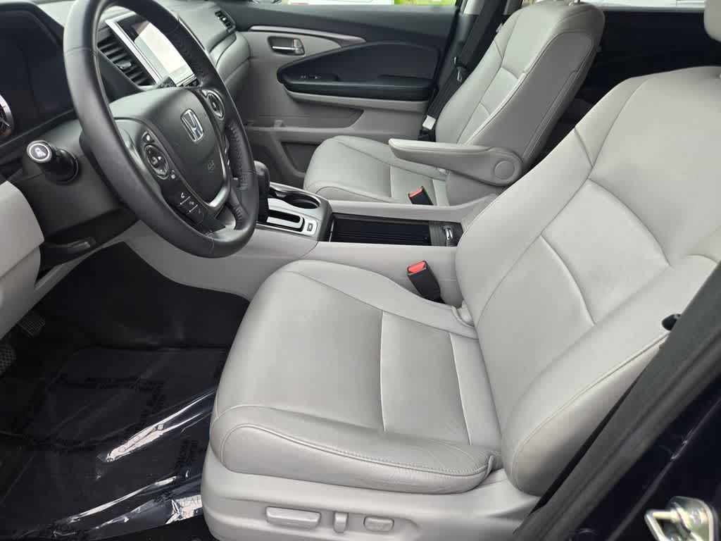 Thumbnail: 2017 Honda Pilot - 17