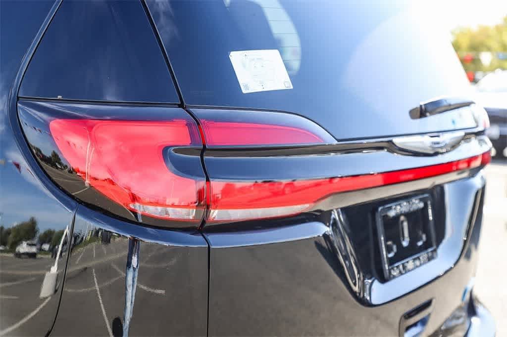 Thumbnail: 2023 Chrysler Pacifica - 8