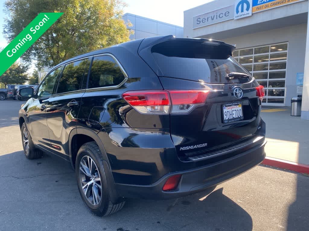 2017 Toyota Highlander LE photo 2