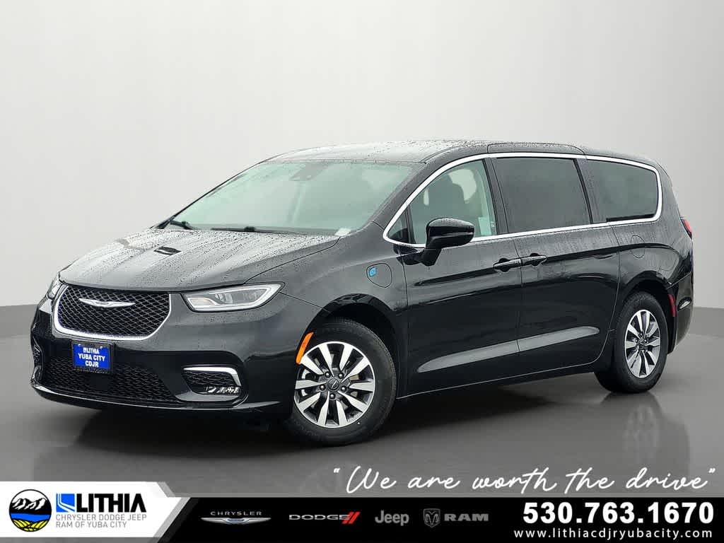 Thumbnail: 2023 Chrysler Pacifica - 1