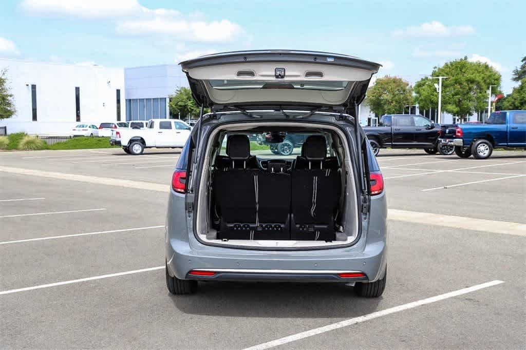 Thumbnail: 2023 Chrysler Pacifica - 28