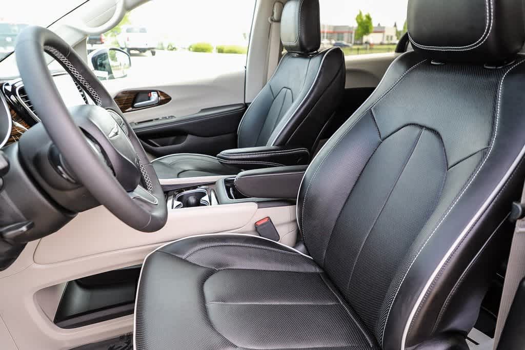 2023 Chrysler Pacifica Hybrid Limited 17