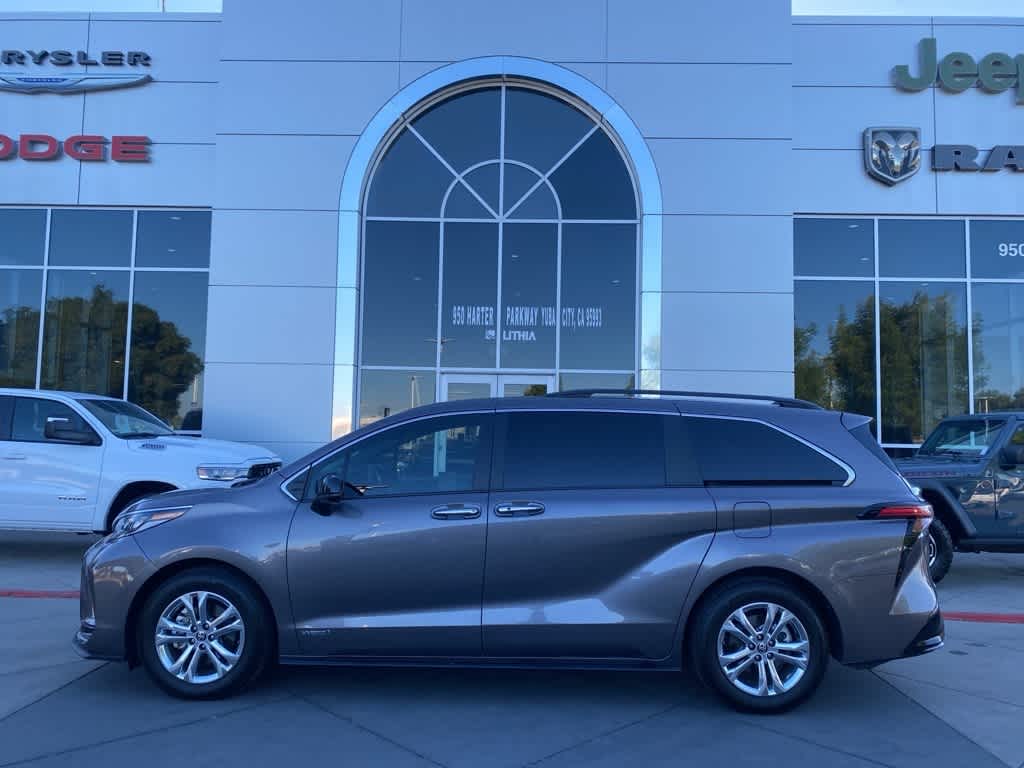 2021 Toyota Sienna XSE photo 2
