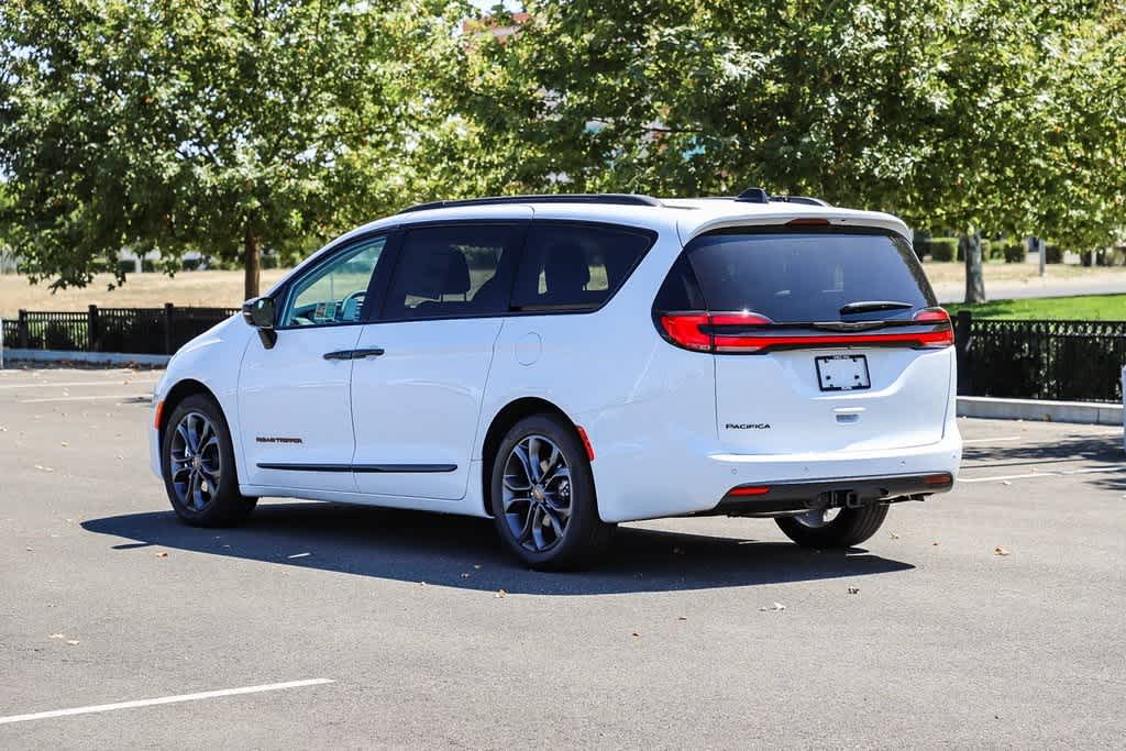 2024 Chrysler Pacifica Touring L 2