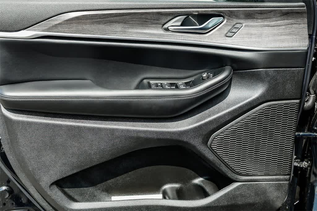 Thumbnail: 2025 Jeep Grand Cherokee - 21