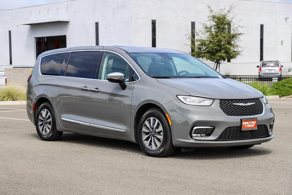 2023 Chrysler Pacifica Hybrid Limited 5