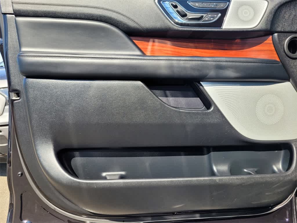 Thumbnail: 2021 Lincoln Navigator L - 11