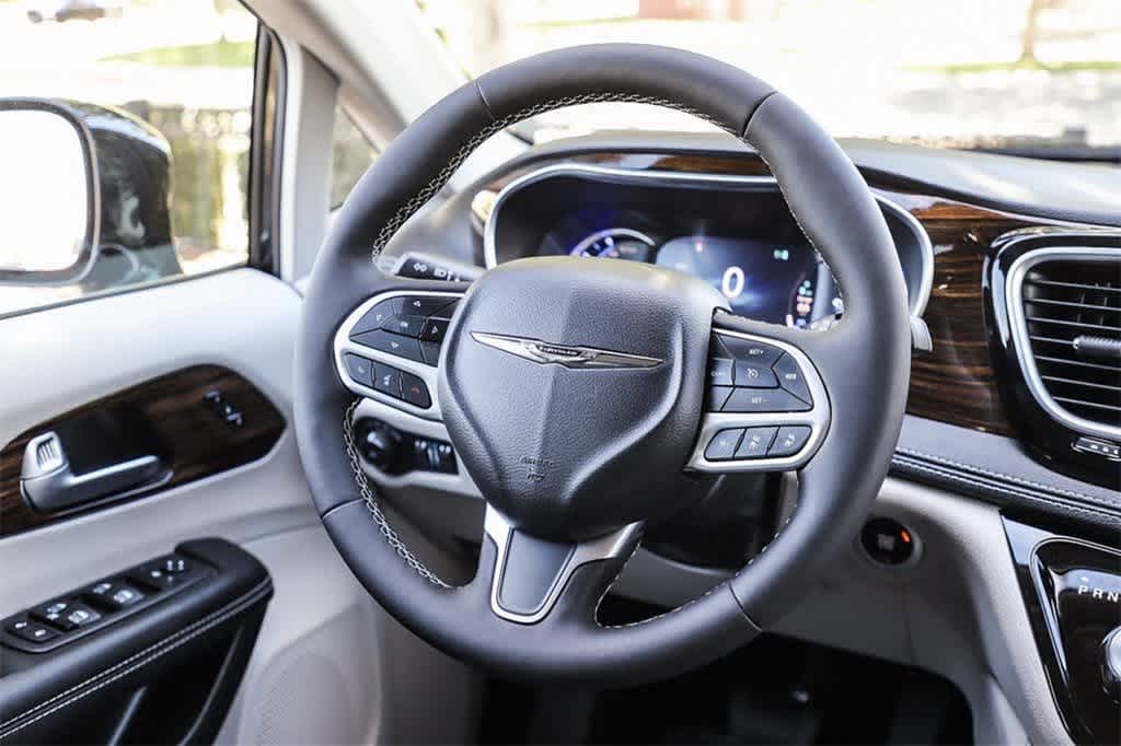 Thumbnail: 2023 Chrysler Pacifica - 15