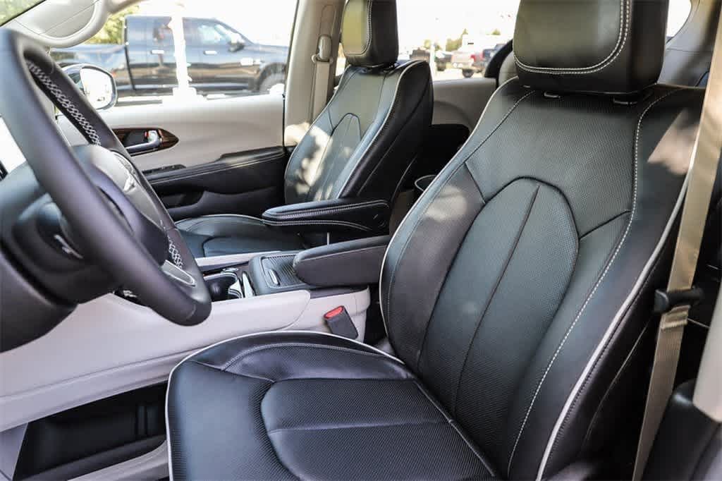 Thumbnail: 2023 Chrysler Pacifica - 18