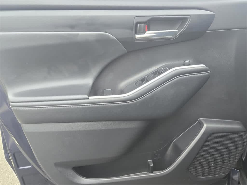 Thumbnail: 2023 Toyota Highlander - 16