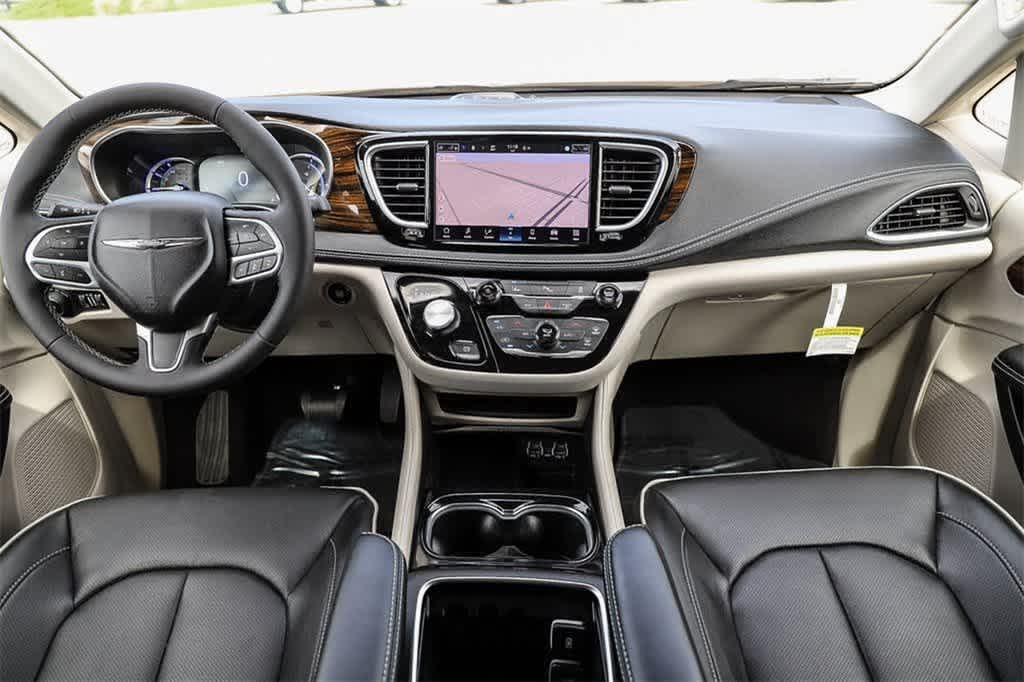 Thumbnail: 2023 Chrysler Pacifica - 11