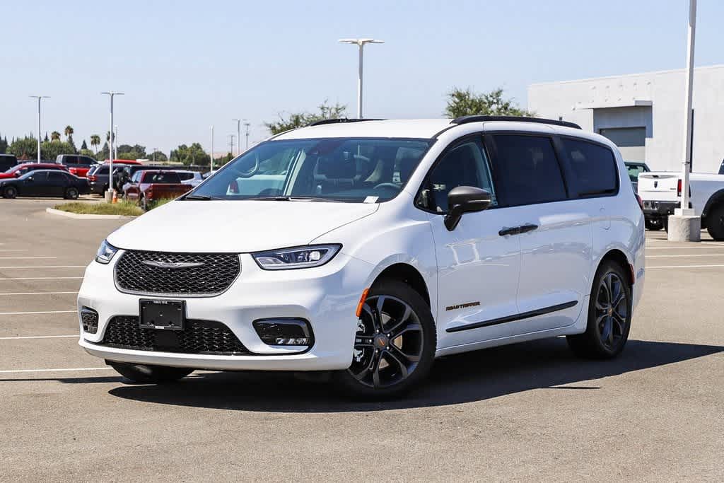 2024 Chrysler Pacifica Touring L Hero Image