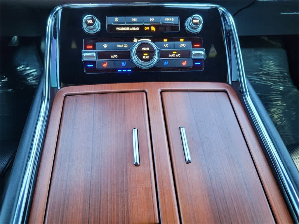 Thumbnail: 2021 Lincoln Navigator L - 15
