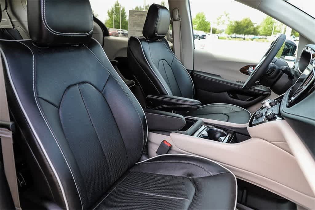 Thumbnail: 2023 Chrysler Pacifica - 16
