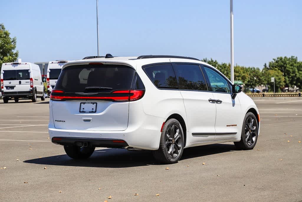 2024 Chrysler Pacifica Touring L 4