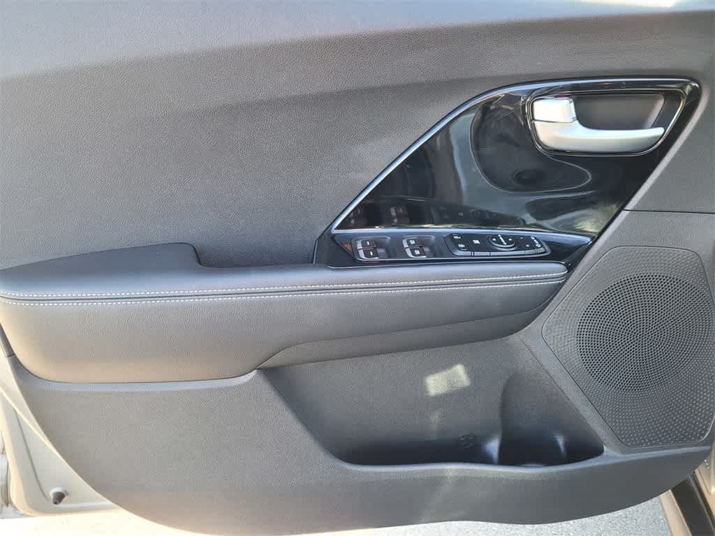 Thumbnail: 2022 Kia Niro - 13