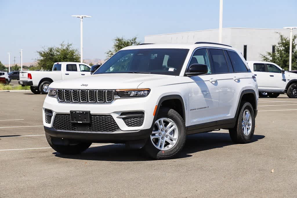 2024 Jeep Grand Cherokee Laredo Hero Image