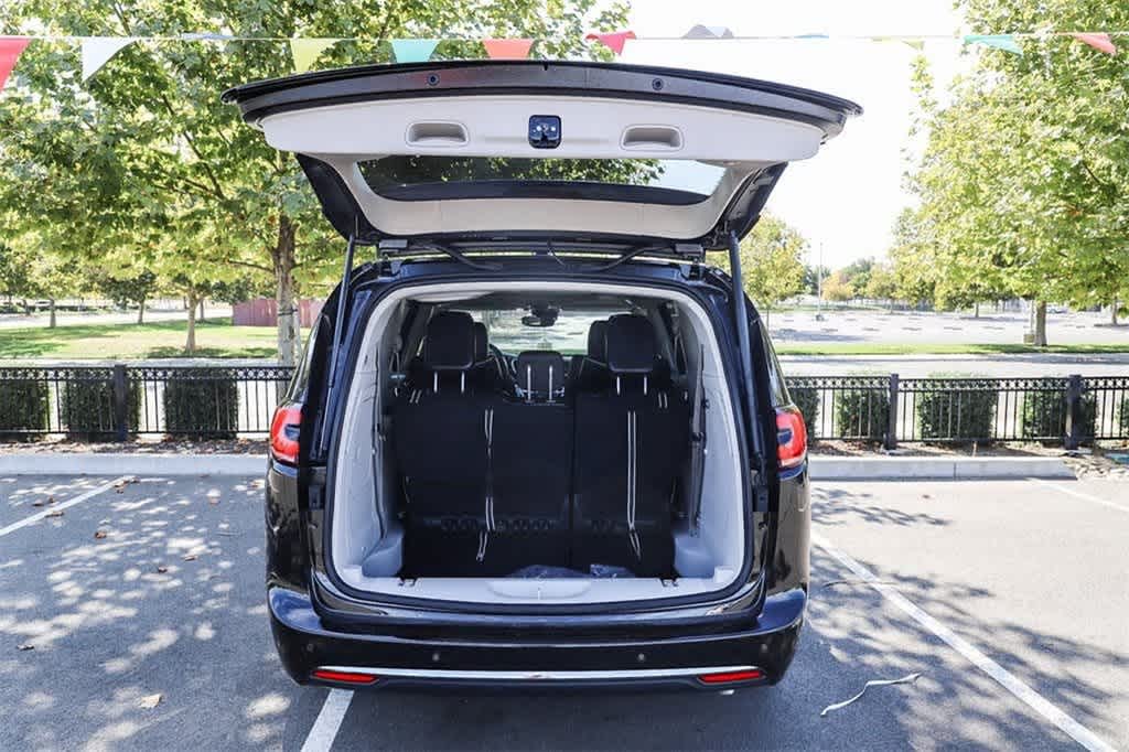 Thumbnail: 2023 Chrysler Pacifica - 28