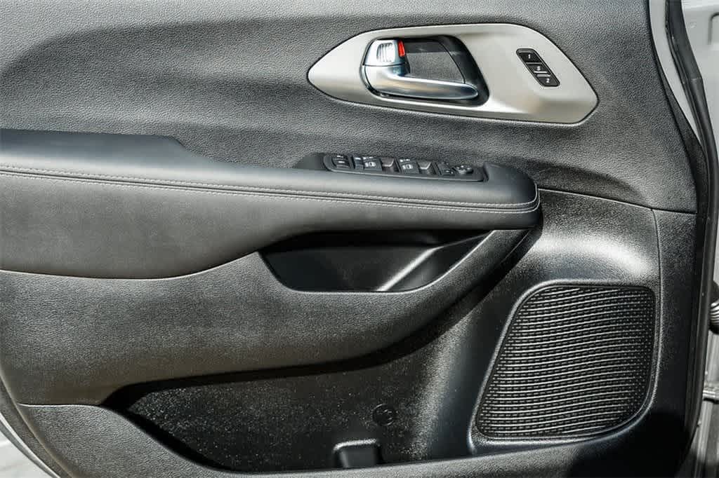 Thumbnail: 2025 Chrysler Pacifica - 21