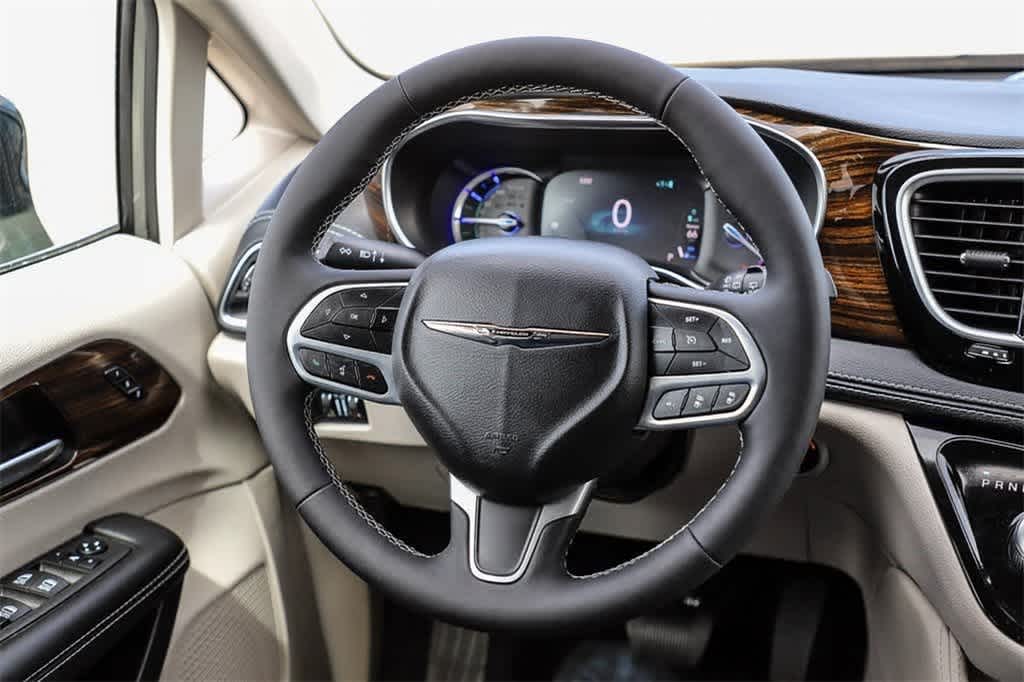 Thumbnail: 2023 Chrysler Pacifica - 14