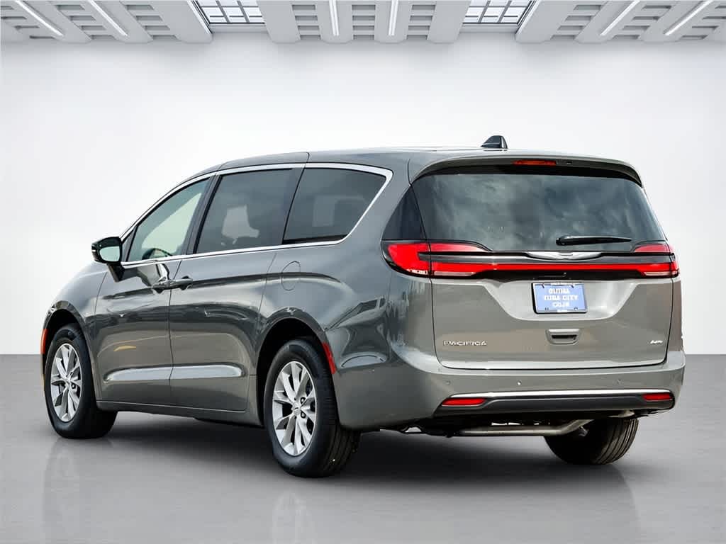 Thumbnail: 2025 Chrysler Pacifica - 3