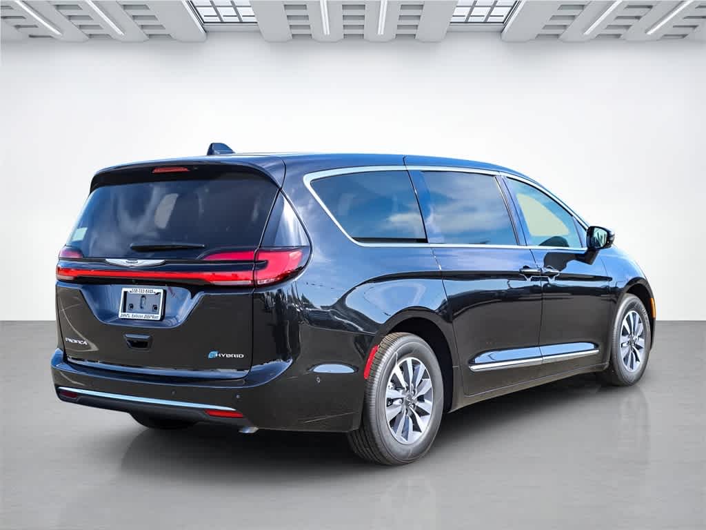Thumbnail: 2023 Chrysler Pacifica - 4