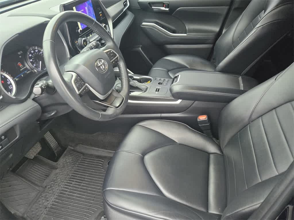 Thumbnail: 2023 Toyota Highlander - 15