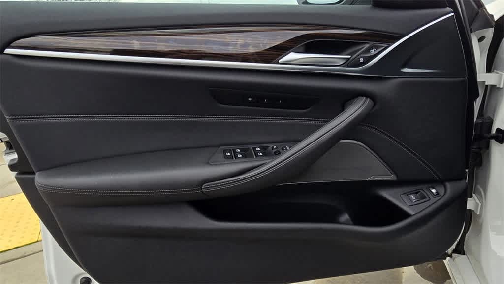 Thumbnail: 2022 BMW 5 Series - 16